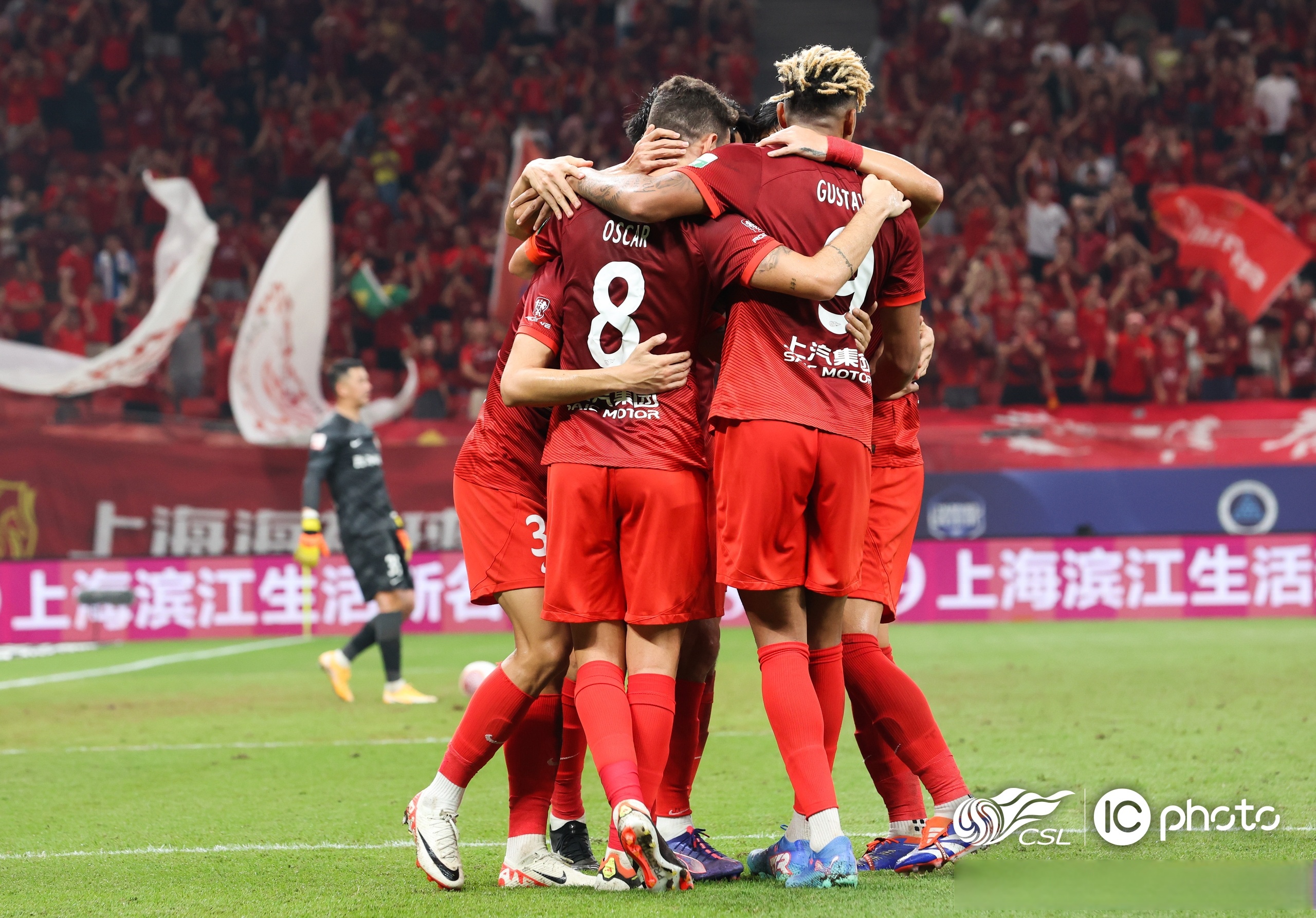 激烈对抗在场上上演，球员们拼尽全力