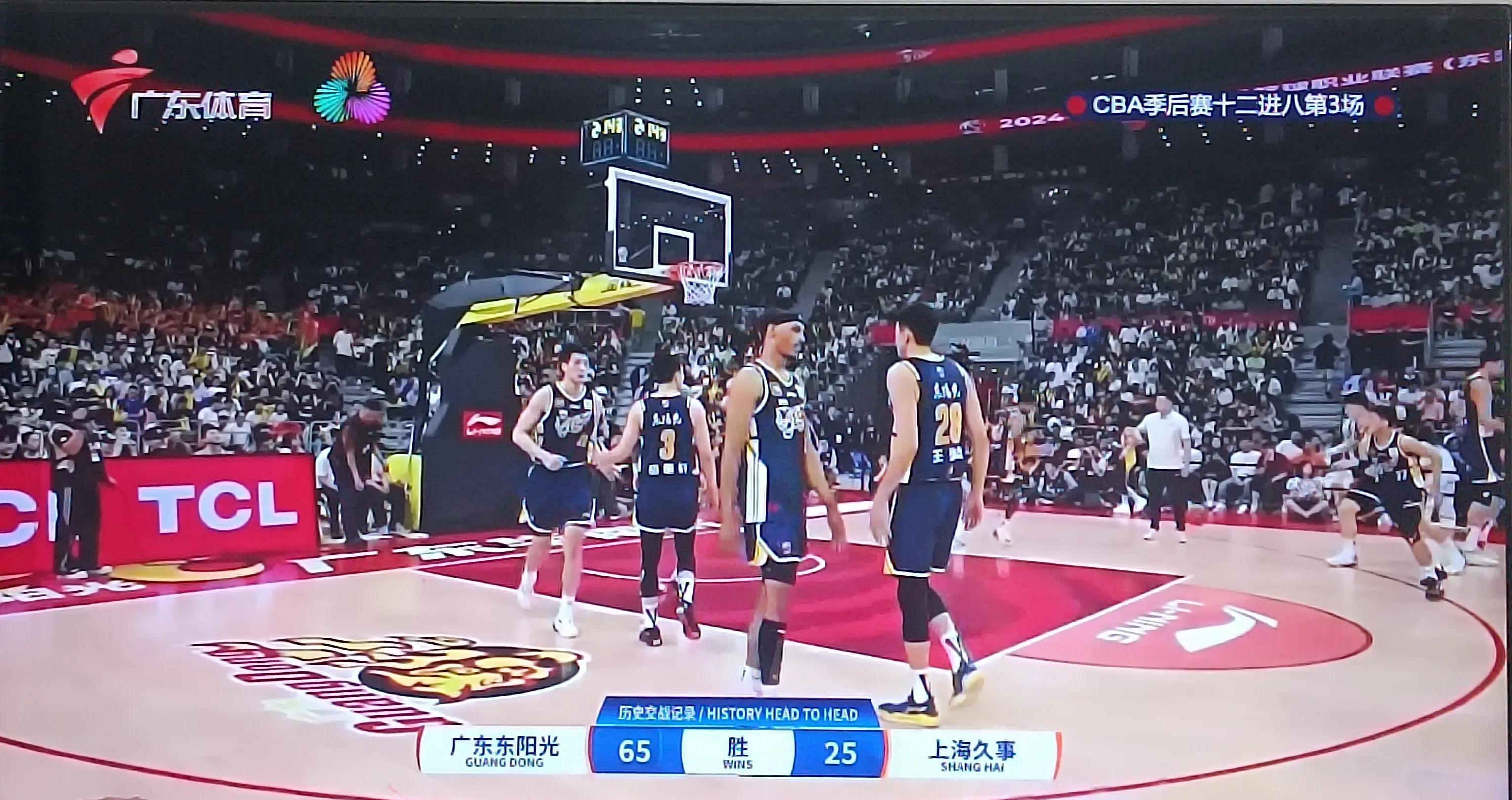 球队换人战术，备战下半场比赛