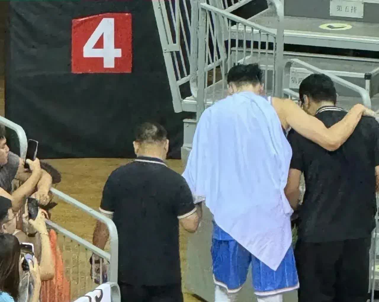 篮球界实拍现场：名宿突发状况引发紧急关注的简单介绍