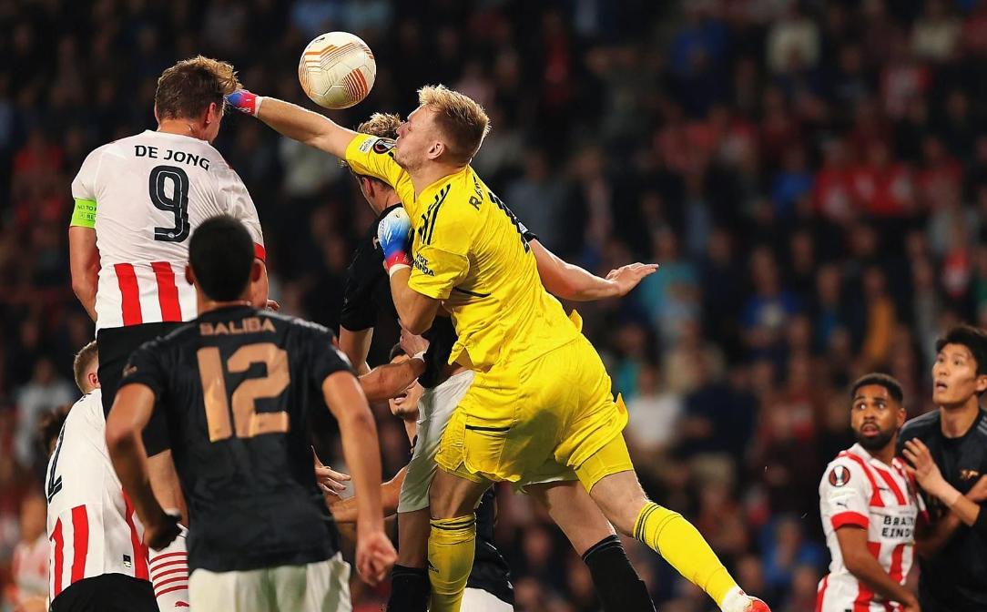 开云体育平台APP-荷甲卫冕冠军主帅病倒，备战关键战役的简单介绍