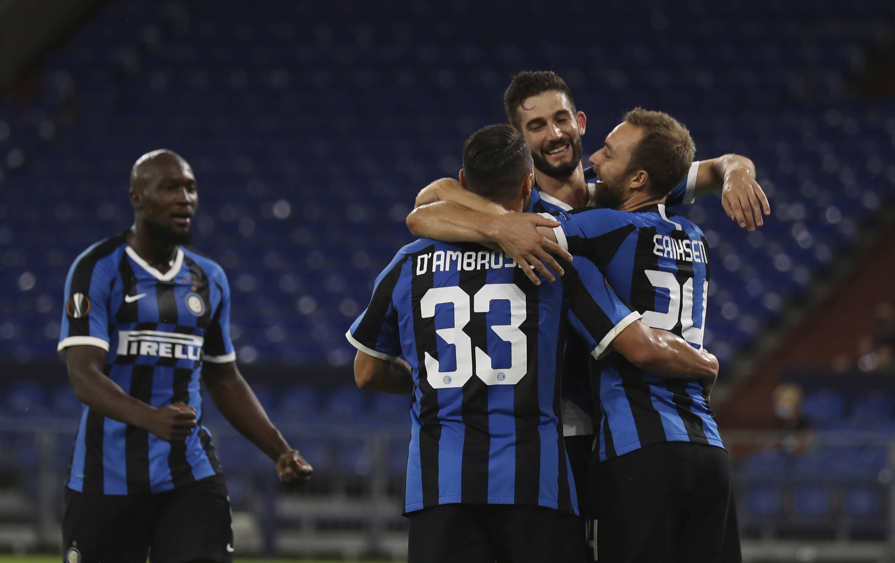 球员们在比赛中拼尽全力，为了胜利