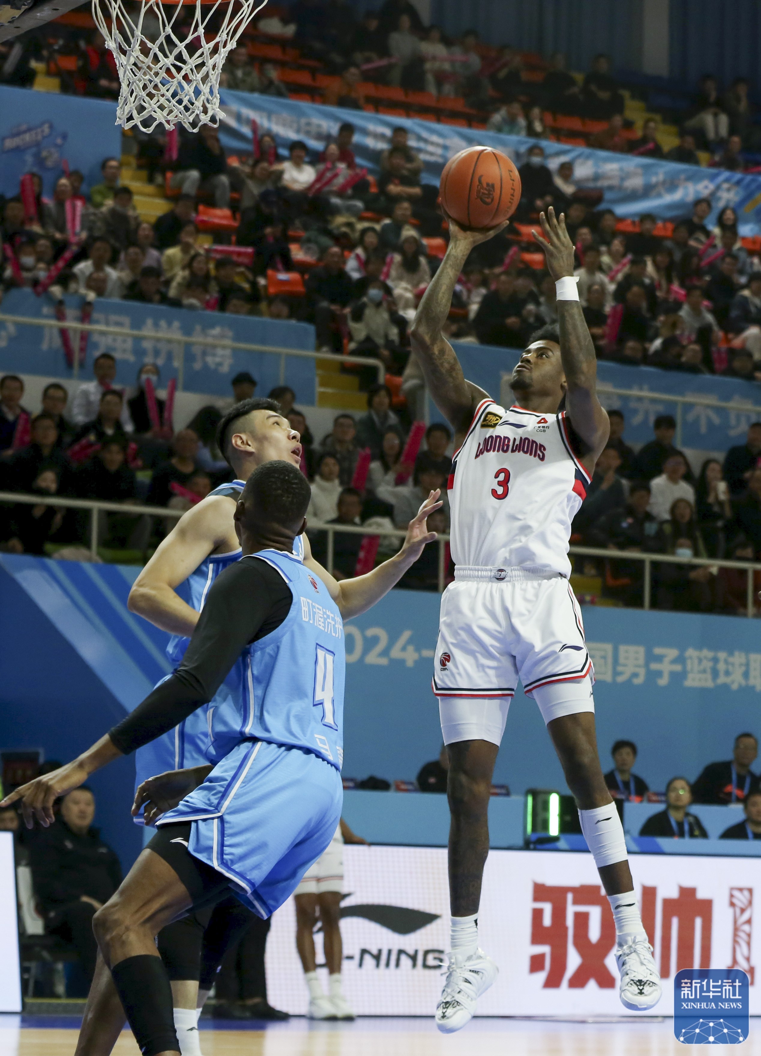 球员们在比赛中拼尽全力，为了胜利