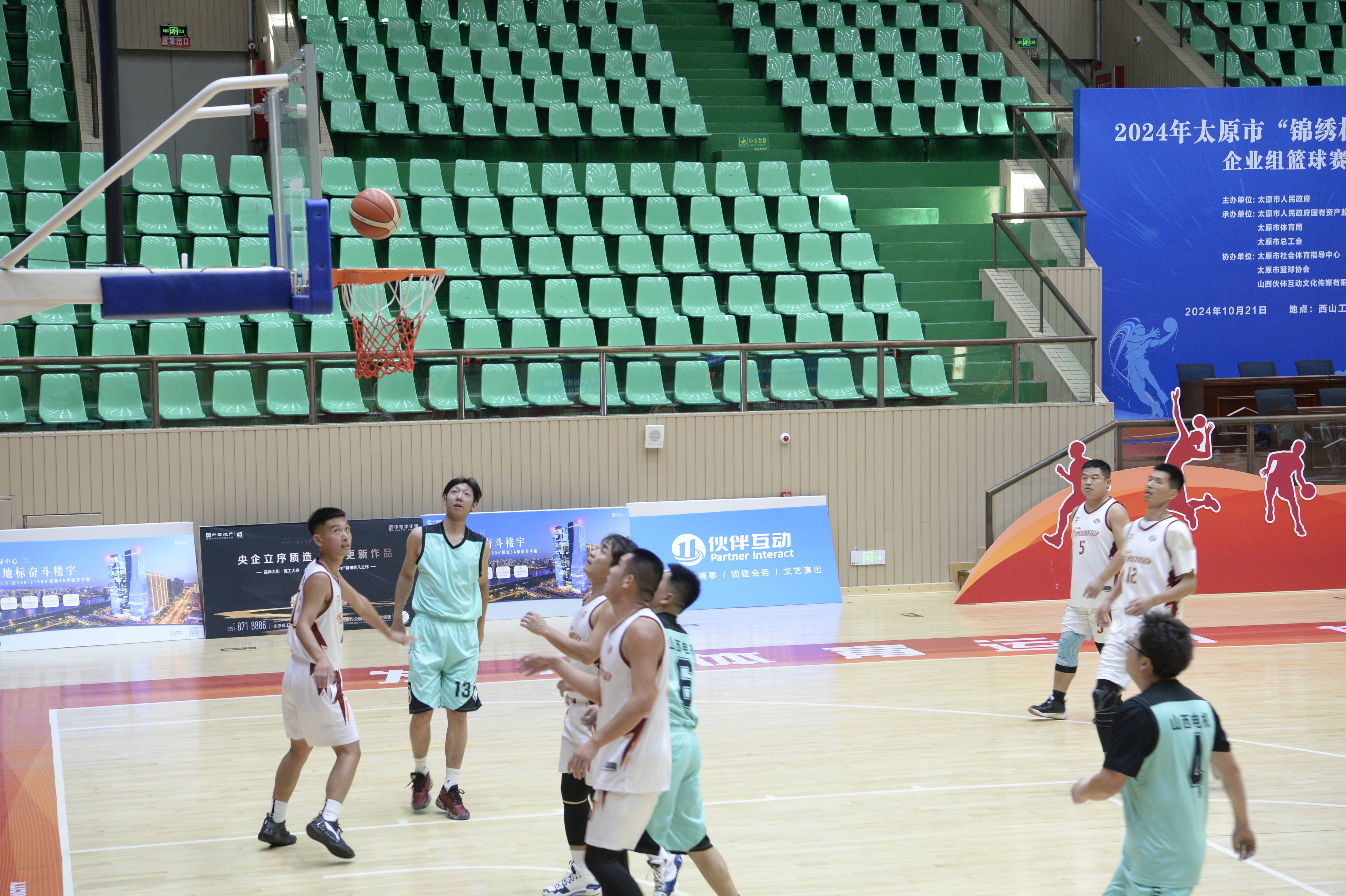 包含精彩盛宴！中国篮球联赛上演实力对抗的词条