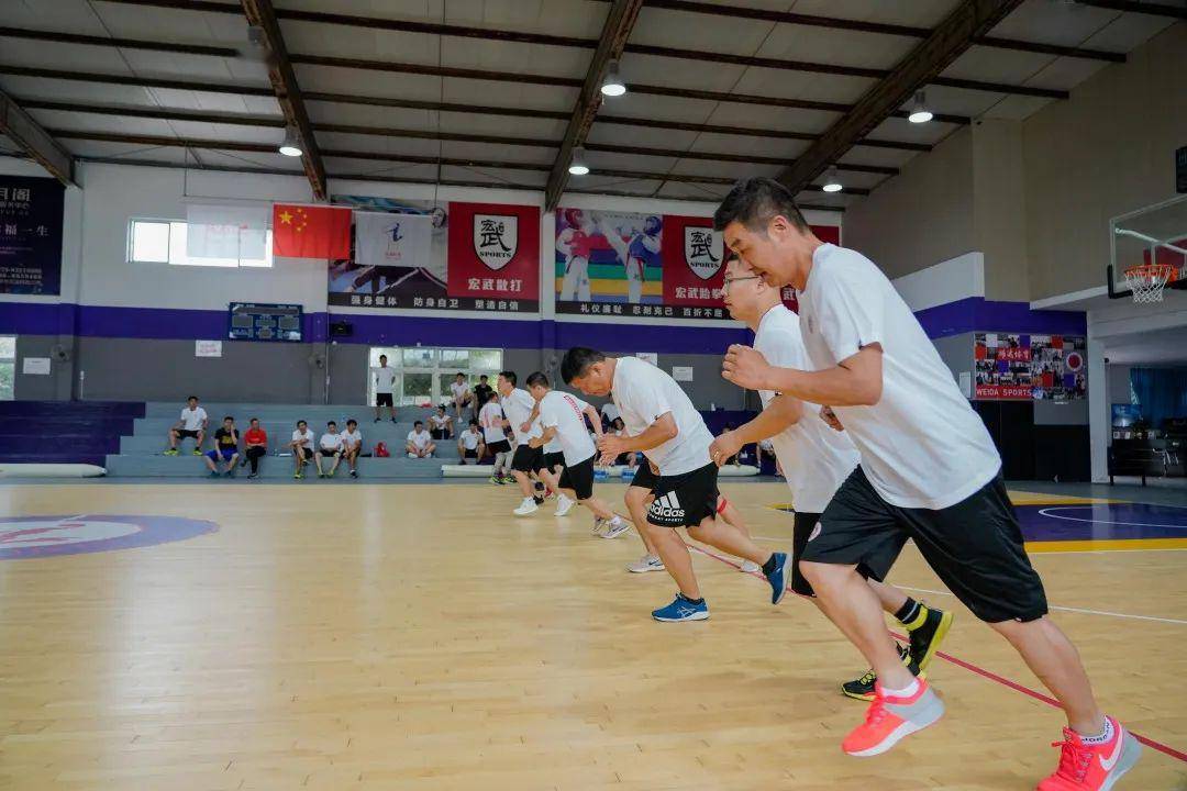 开云体育APP下载-篮球裁判员工资待遇待改善，引发争议