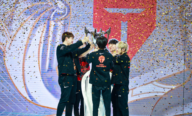 C9险胜FPX，CoreJJ开启传奇时刻顶尖较量四强赛，成为赛场最大亮点