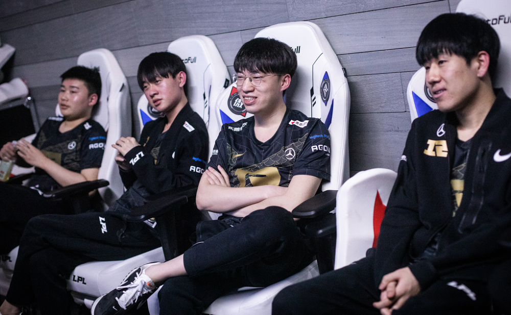 包含FLY翻盘T1，Xiaohu拿下关键大龙宿命之战入围赛，强势挺进下一轮的词条