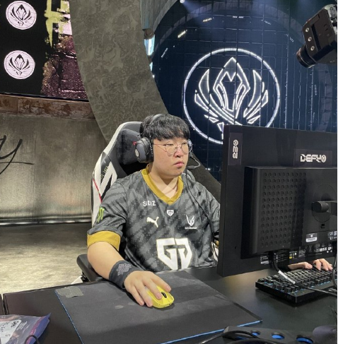 GEN力克DRX，Uzi单局斩获MVP鏖战多局小组赛，留下经典瞬间