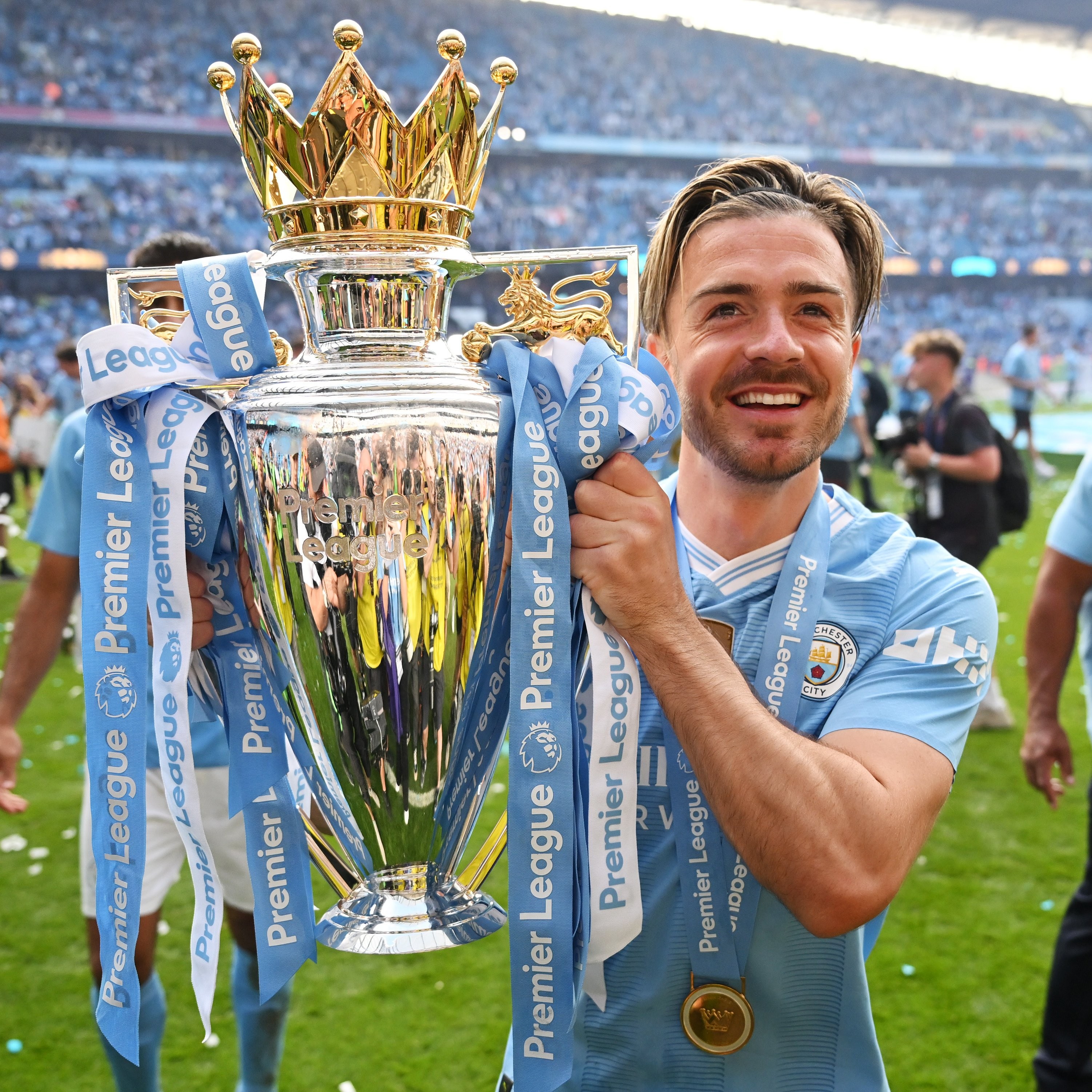 开云体育官网-曼城球员庆祝赢球，展现团结风采