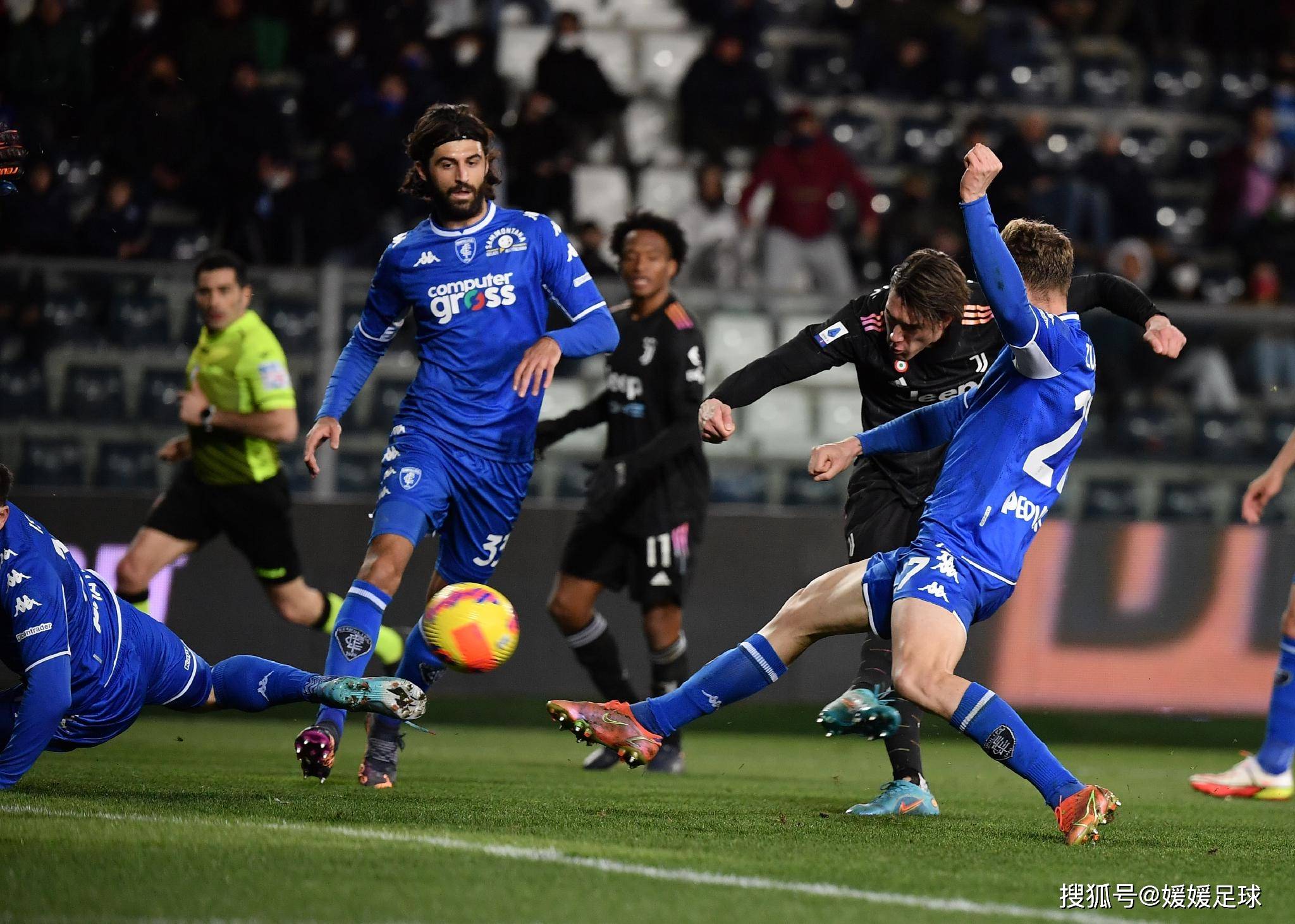 世界足球赛事半决赛：巾帼英豪昂首晋级