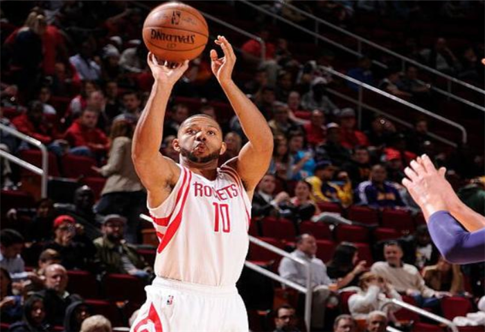 火箭外线射手发挥出色，攻防两端全面发力