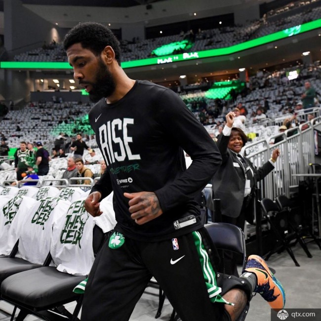 开云体育下载-雄鹿客场取胜，稳住领先优势晋级