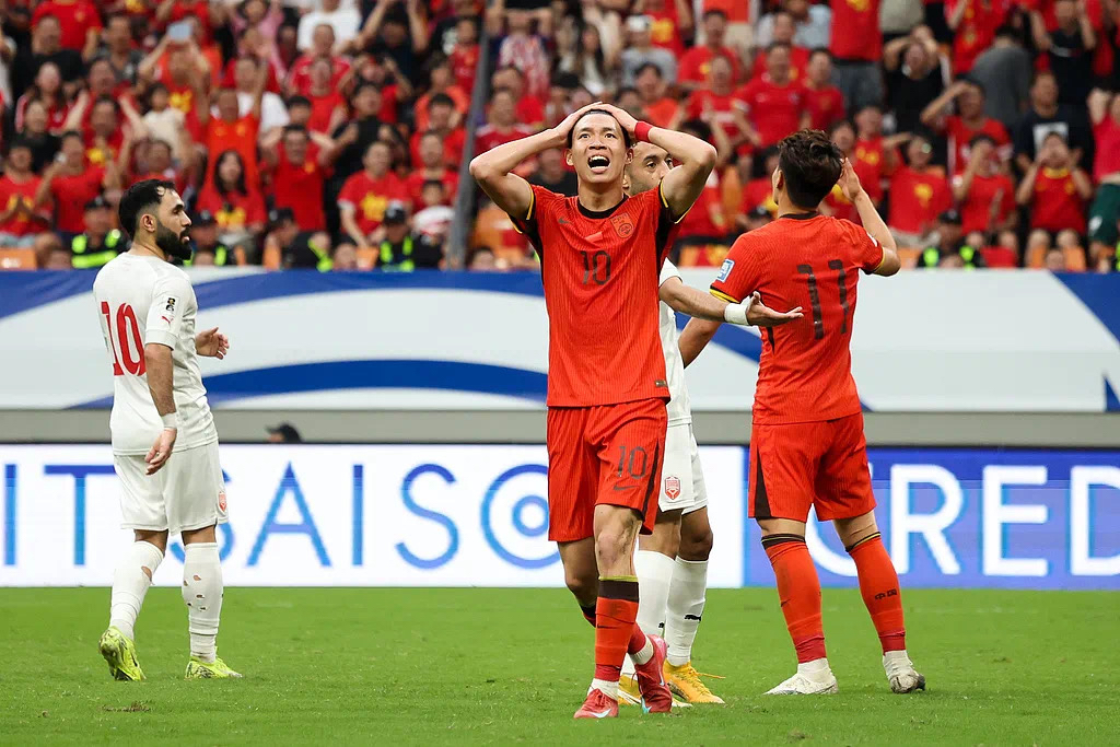 重庆队主场力克对手，取得胜利