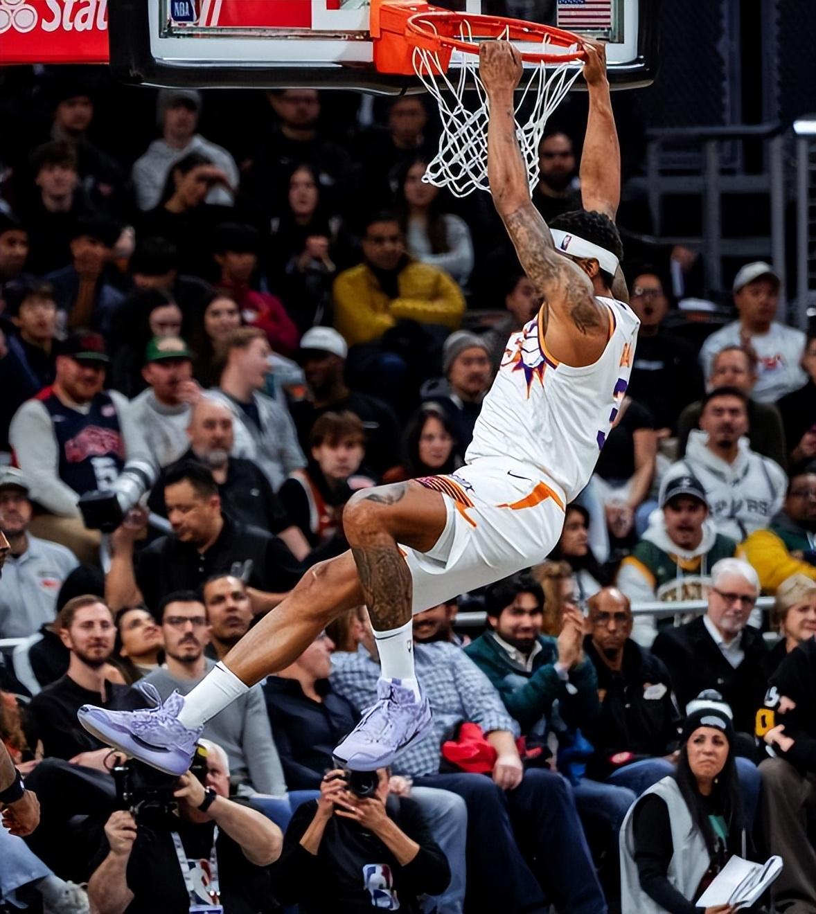 爵士客场不敌马刺,遭遇四连败 爵士客场不敌马刺,遭遇四连败